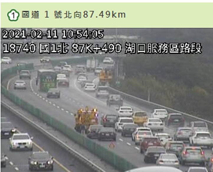 國1南向87.7公里發生2小客車追撞事故占用內線車道。 圖：高公局／提供