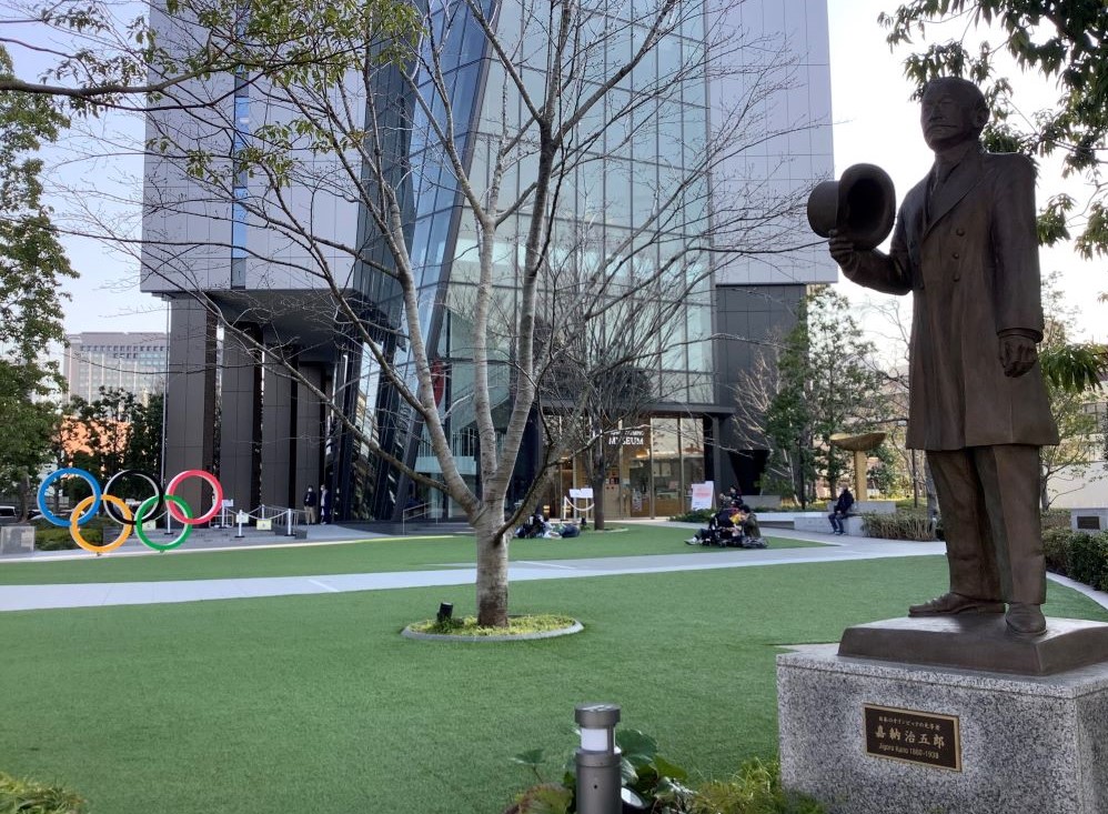 東奧廣場上的日本奧運先驅者嘉納治五郎像，森喜朗擔任代表理事的嘉納紀念組織從東奧領走了一億五千萬日圓，糟各界批判。 圖：劉黎兒／攝（資料照）
