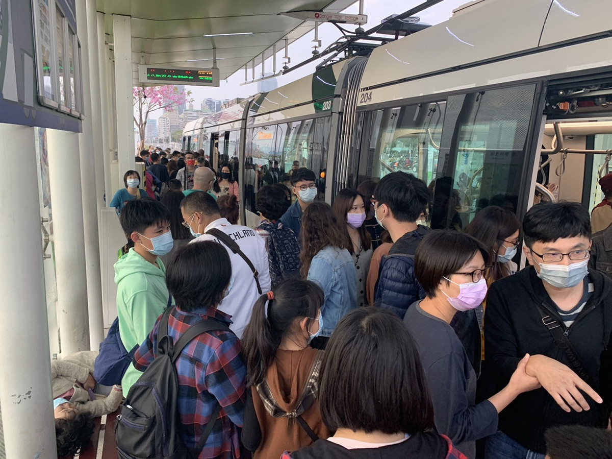 高雄輕軌昨疑似被闖紅燈的電動自行車擦撞後，電動自行車駕駛逃逸。（圖為軌軌示意） 圖：高雄市政府捷運工程局/提供