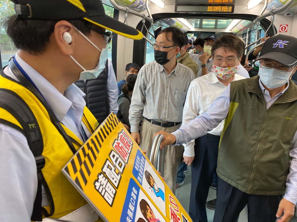 高雄輕軌加強春節防疫宣導。 圖：高雄市政府捷運工程局/提供