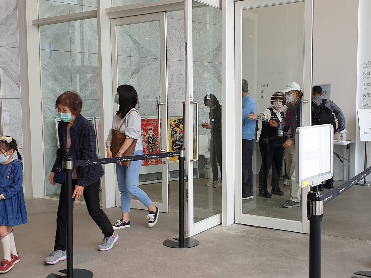 台南美術館量體溫加要求戴口罩全面防疫把關。 圖：南市觀旅局／提供