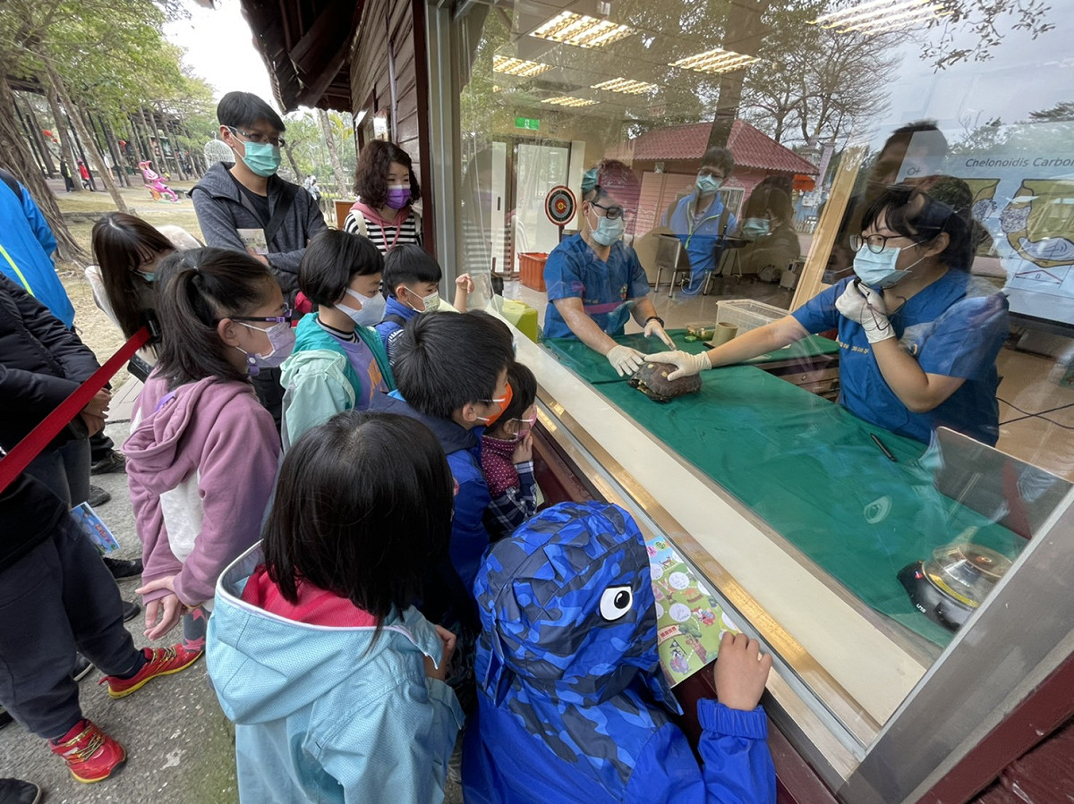 頑皮世界小朋友互動遊玩也都戴上口罩。 圖：南市觀旅局／提供