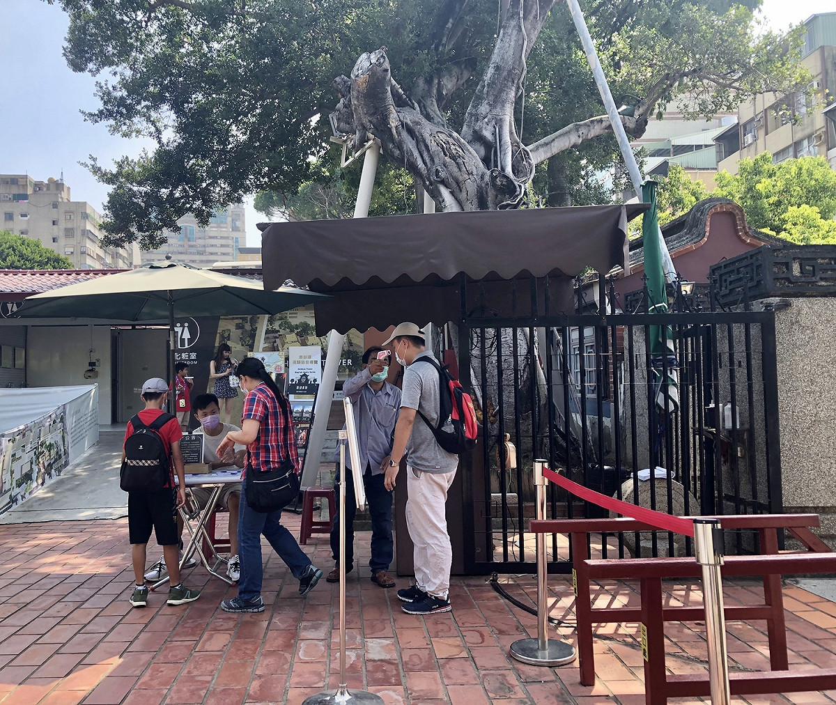 赤崁樓加強防疫措施進出均需量測體溫。 圖：南市觀旅局／提供