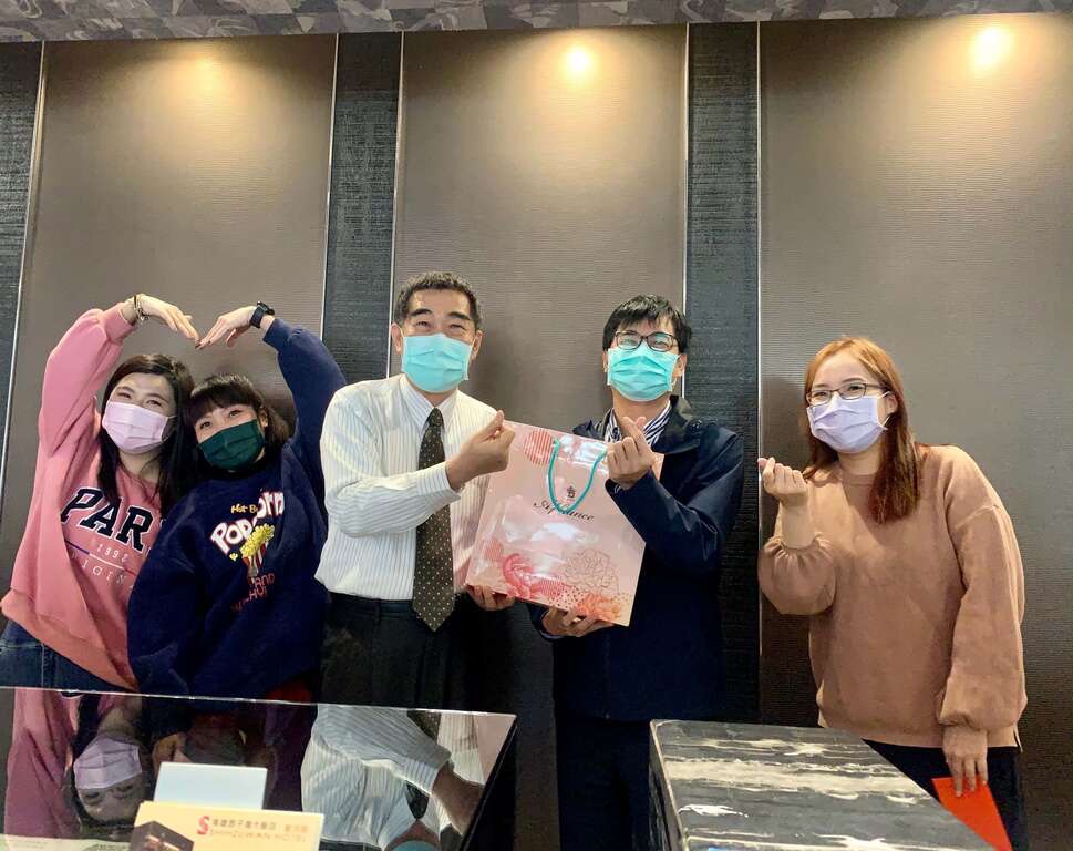 陳其邁(右二)致贈防疫旅館業者年節賀禮。 圖：高雄市政府/提供