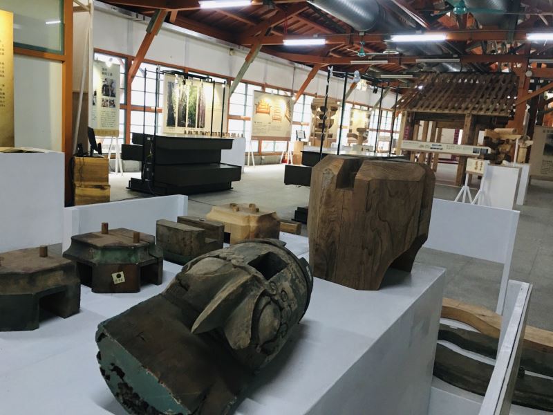 文化資產園區目前正展出「匠作築薪．2020文化資產保存技術展」，是由專業大木匠司所打造的漢式建築棟架，以棟架解譯臺灣大木作勾鬪疊的榫接技術，展現傳統建築營造的力與美。 圖：文化部／提供