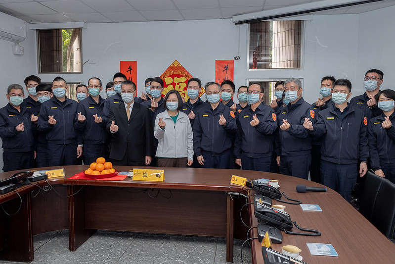 總統蔡英文今日上午前往北市中正第一分局及中正第二分局慰勉辛苦執勤的警察同仁。 圖：總統府／提供