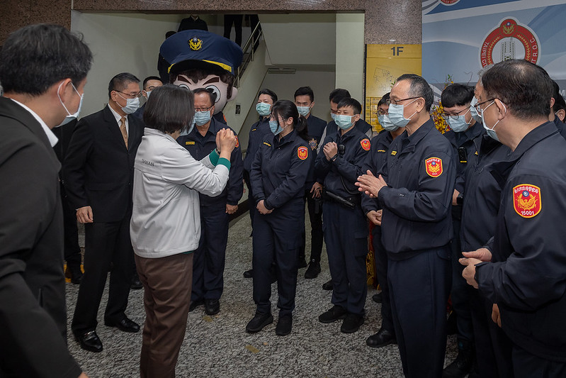 蔡英文坦言，因為疫情的關係，警察同仁特別忙碌，除了緝毒、犯罪偵查等任務，還要支援疫情指揮中心處理防疫及疫調工作，在各國眼中，台灣是一個成功的防疫典範，而警察同仁扮演關鍵性的角色。 圖：總統府／提供