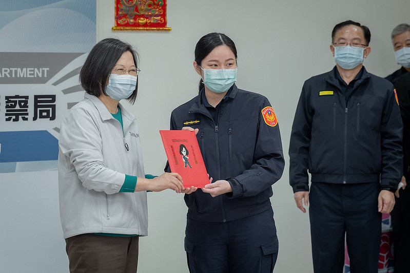 蔡英文表示，政府將持續強化對警員的安全防護及福利措施，做人民保母最好的後盾。 圖：總統府／提供