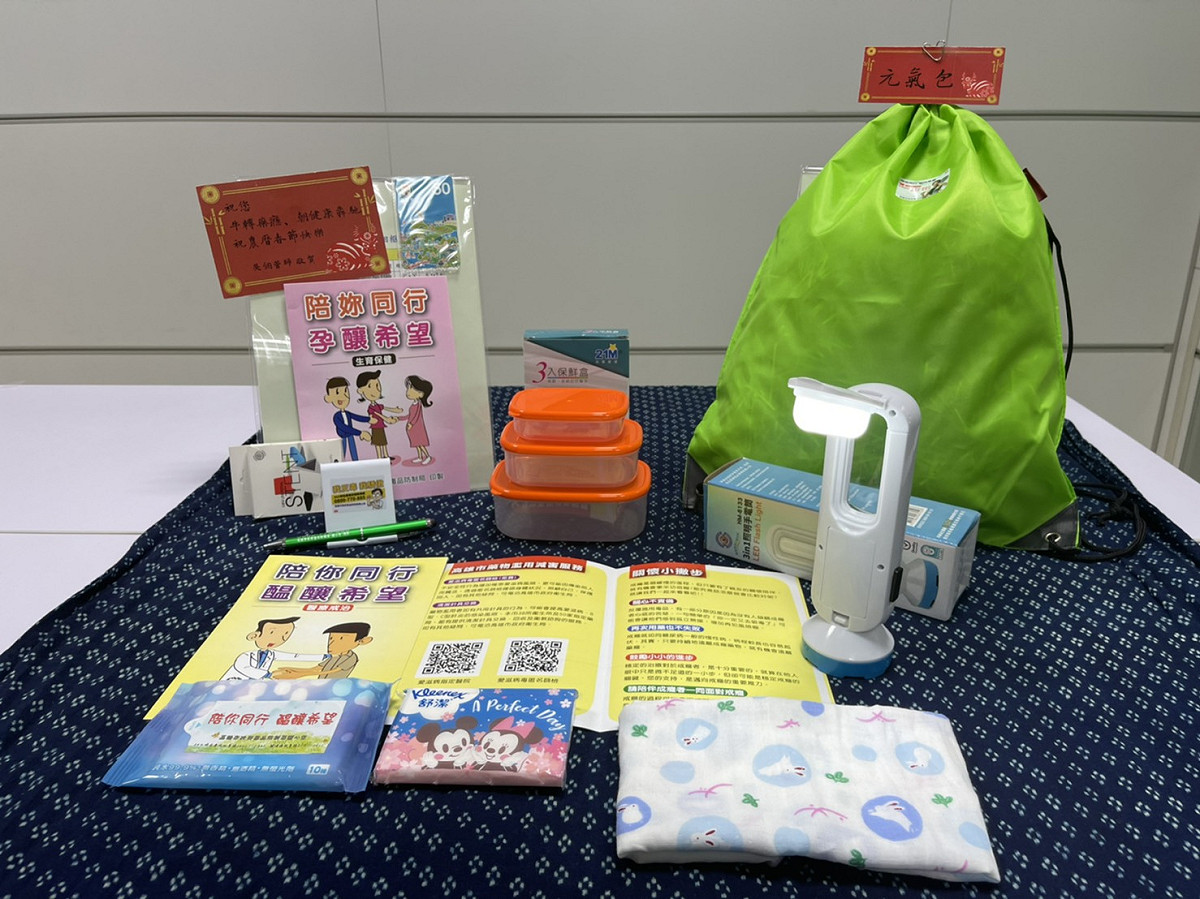 高雄市毒防局今（12）日特別錄製開箱影片，依照福袋精心設計「暖心包」、「元氣包」為送給藥癮者。 圖：高雄市毒防局／提供