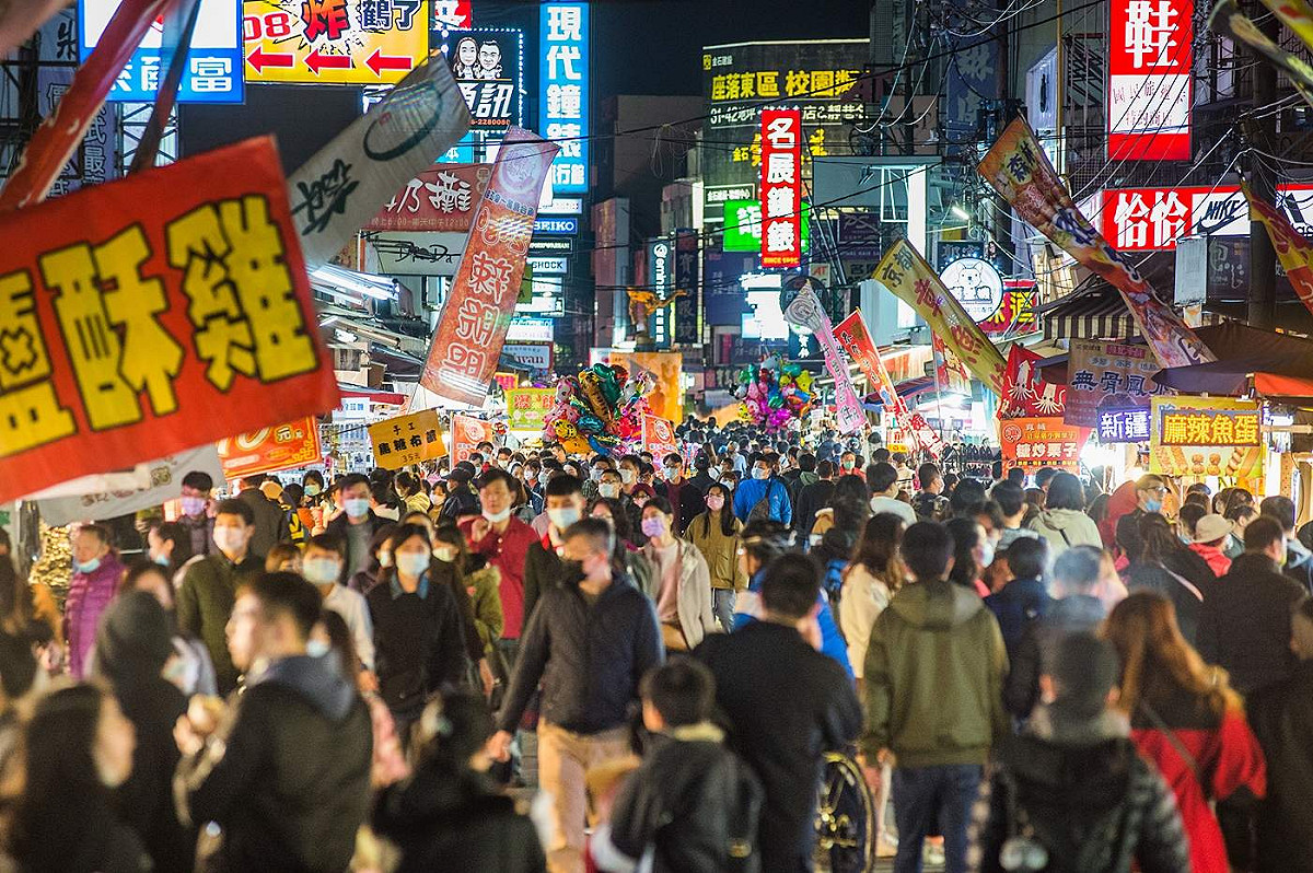 嘉義市文化路夜市除夕夜人潮滿滿。 圖：嘉義市政府/提供