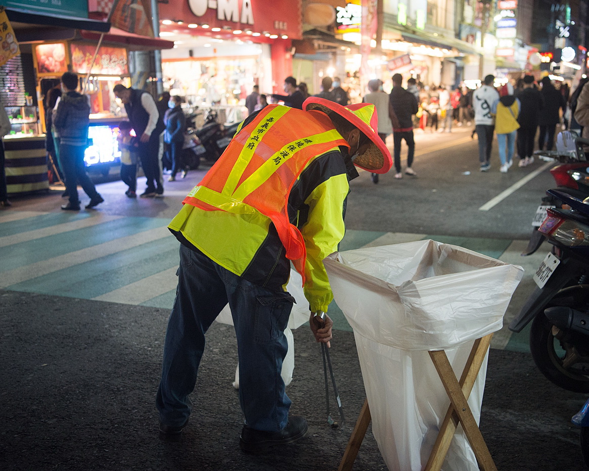 嘉義市府環保局人員堅守工作崗位，維護環境整潔。 圖：嘉義市政府/提供