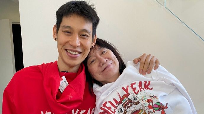 林書豪和家人提早慶祝農曆新年。 圖：取自微博