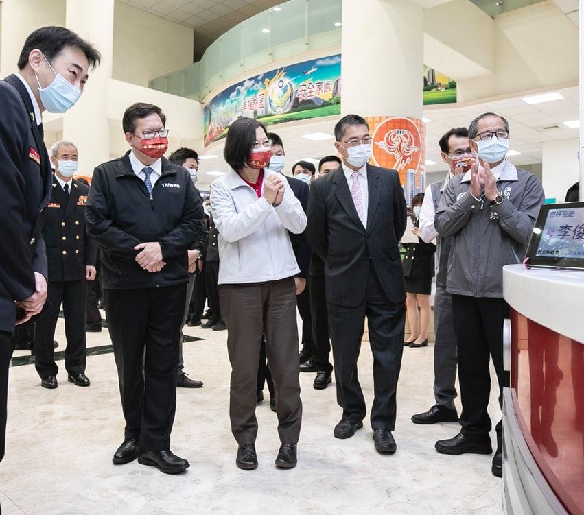 蔡英文總統今（13）日在桃園市長鄭文燦、內政部長徐國勇等人陪同下慰勉高鐵行控中心及桃園消防局， 感謝他們堅守崗位。 圖：翻攝自鄭文燦臉書