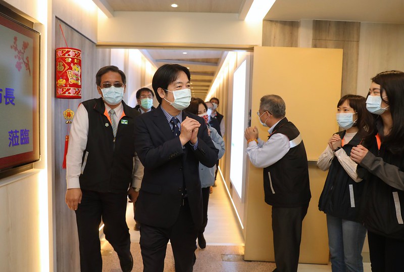 賴清德副總統春節慰勉「高速公路局南區交通控制中心」執勤人員。 圖：翻攝總統府官網