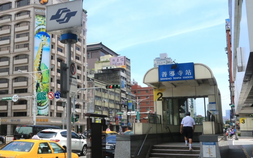 北捷善導寺站手扶梯今日下午突然竄出濃煙，目前冒煙情形已排除。 圖：翻攝 Google Maps