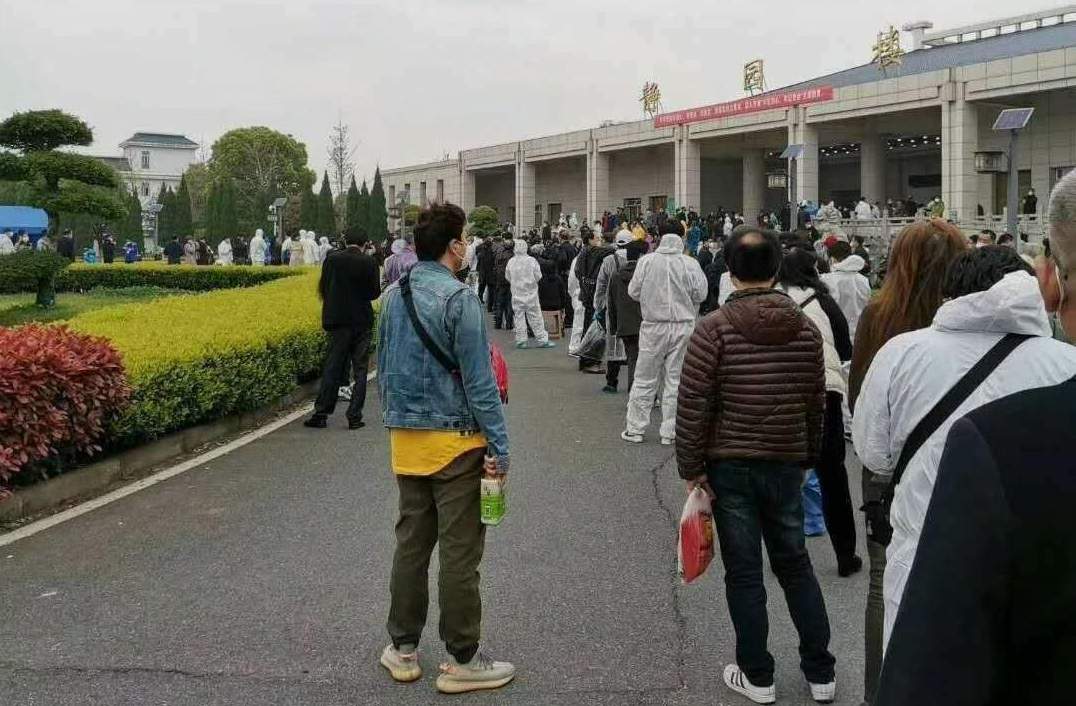 最先爆發疫情的武漢，去年3月開放家屬領取骨灰，當天漢口殯儀館門口大排長龍。 圖：翻攝自微博
