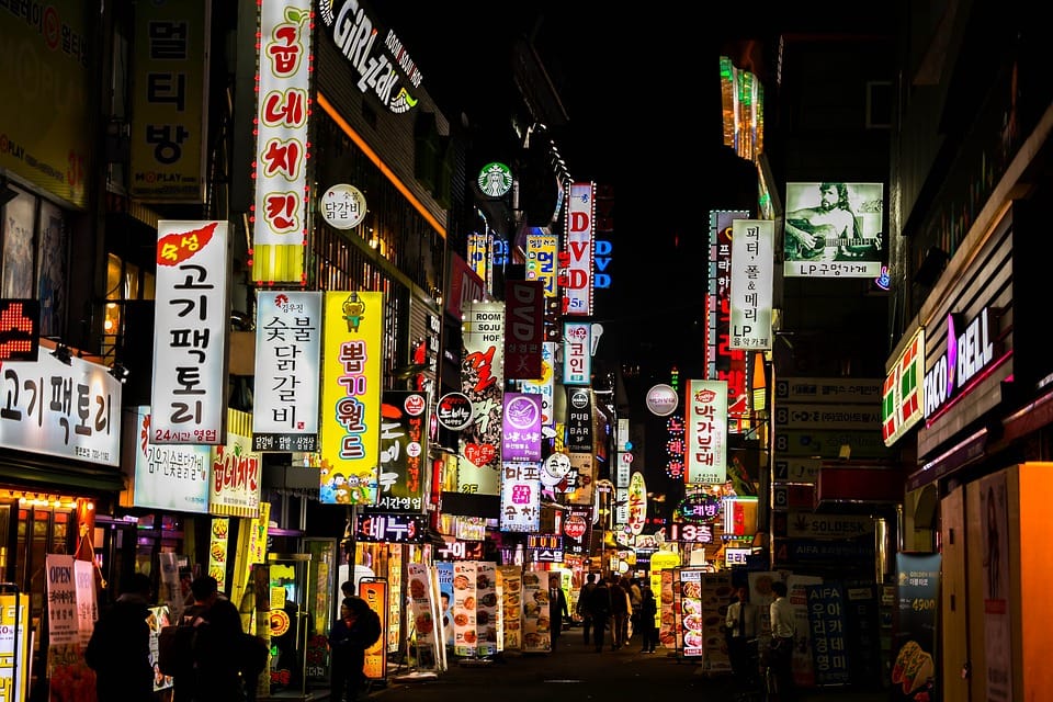 韓國政府今天宣布，15日起下調全國社交距離規範，首都圈店家營業時間延長至晚上10時，但仍維持5人以上聚會禁令。 圖：Pixabay