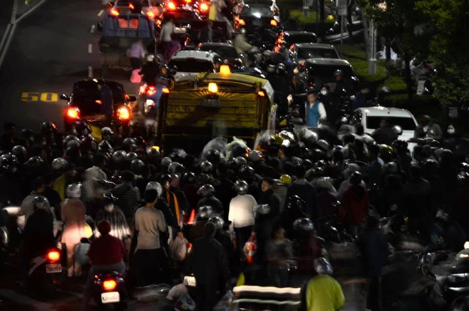 「一起倒垃圾」成為嘉義市春節期間的另類聚會。 圖：翻攝自路上觀察學院 臉書
