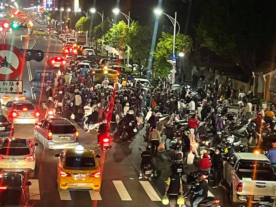 「一起倒垃圾」成為嘉義市春節期間的另類聚會。 圖：翻攝自路上觀察學院 臉書