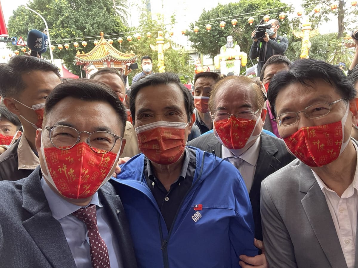 （由右至左）江啟臣、馬英九、李乾龍、趙少康一同參拜先嗇宮，四人互動熱絡。 圖：國民黨／提供