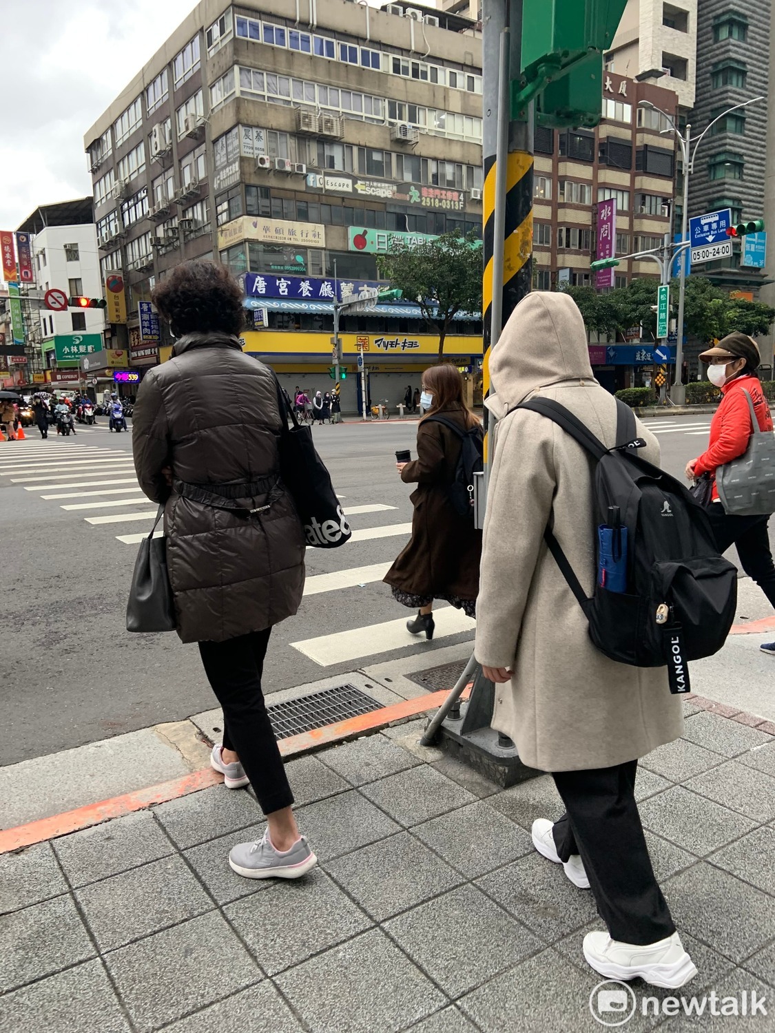 氣象專家彭啟明表示，初六開工日強冷氣團南下，北部低溫將下探10度。 圖：張家寧／攝