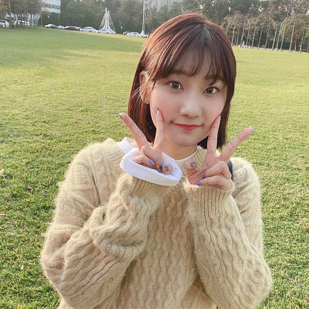 「百萬YouTuber」愛莉莎莎近日因拍攝排除肝膽結石自然療法影片，與台大兒科醫生YouTuber「蒼藍鴿」槓上，眼看風波越演越烈，這讓愛莉莎莎的真實身分及家世背景全被網友們肉搜出來。 圖：翻攝自愛莉莎莎 Alisasa臉書