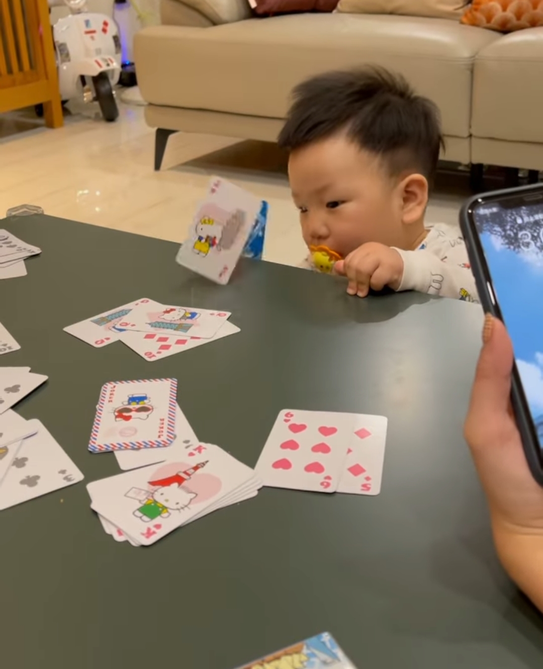 蔡波能半夜玩牌。 圖：翻攝IG/蔡波能