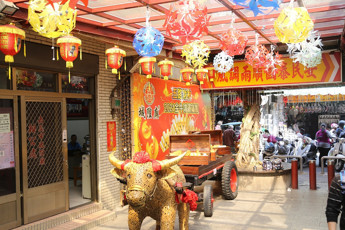 城隍廟金牛與艷紫荊 圖 : 嘉義市政府 / 提供