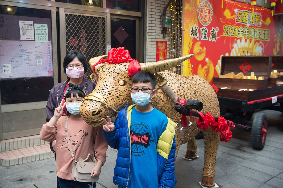 民眾與嘉義市城隍廟金牛迎財福運合影求好運。 圖 : 嘉義市政府 / 提供