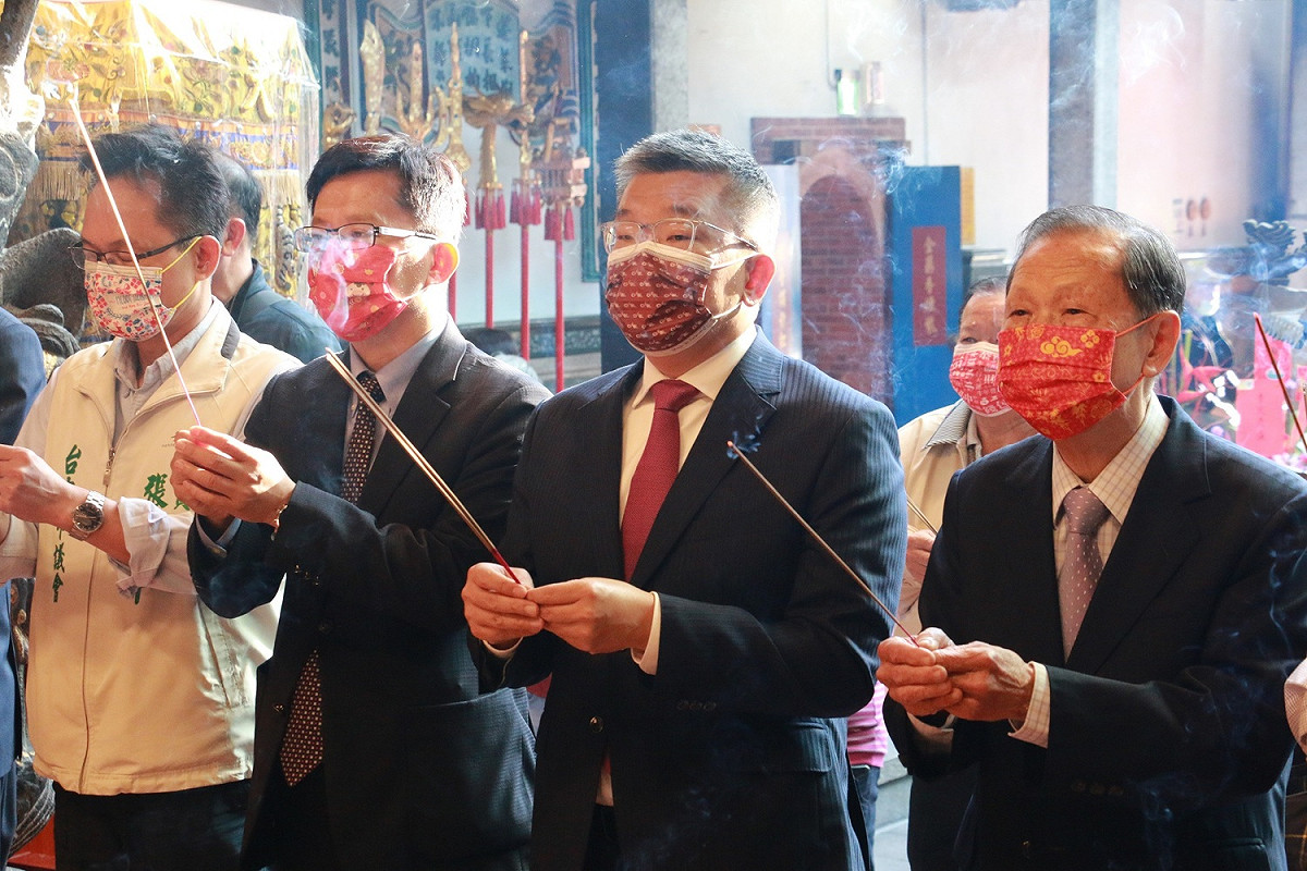 蔡其昌新春期間到南屯萬和宮參拜。 圖 : 蔡其昌辦公室/提供