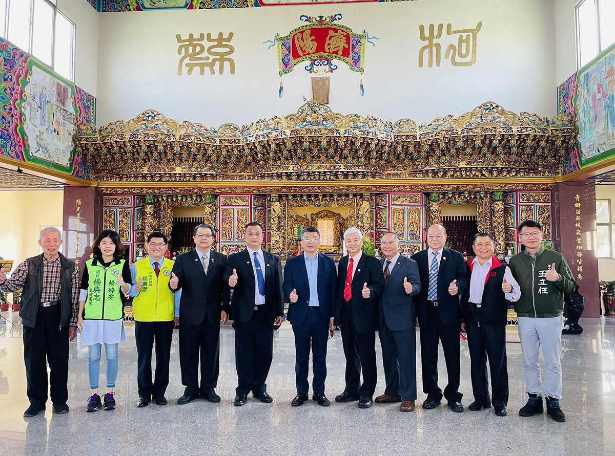 蔡其昌在初五開工日代表蔡英文總統到台中縣柯蔡宗親會宗祠參加新春團拜。 圖 : 蔡其昌辦公室/提供