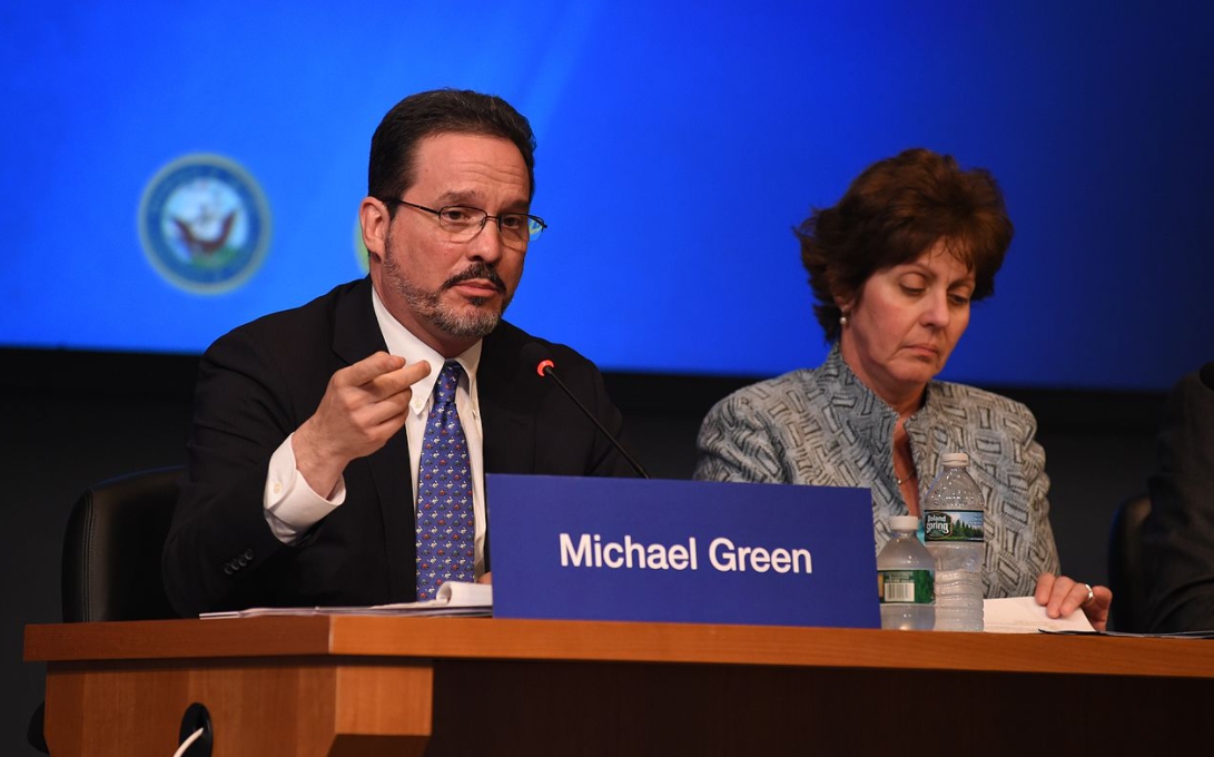 美國白宮國安會亞洲資深主任的葛林（Michael Green）。(左) 圖 : 翻攝自維基百科