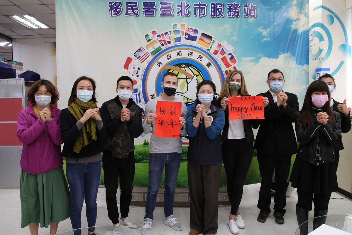 莫彩曦(左六)、Adam(左四)與移民署臺北市服務站視察洪湘鳳(左五)及同仁一起祝賀「新年快樂」、「Happy New Year」! 圖：移民署 / 提供