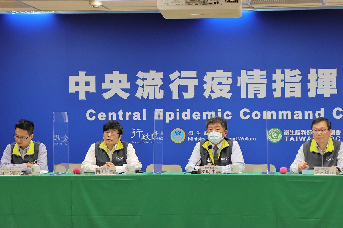 中央流行疫情指揮中心指揮官陳時中（右2）認為，以色列疫苗施打效果還需要時間觀察。 圖：中央流行疫情指揮中心/提供