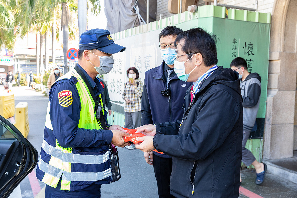 針對昨（16）日台南市發生的凶殺案，市長黃偉哲盼警把握跡證、迅速偵辦。 圖：取自黃偉哲臉書（資料照片）