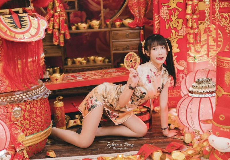 紀馨喬杏色短裙旗袍。 圖：翻攝IG／紀馨喬