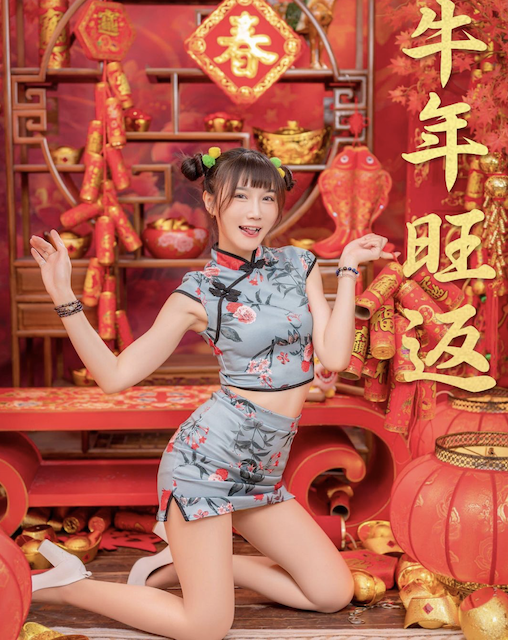 紀馨喬藍色露肚旗袍。 圖：翻攝IG／紀馨喬