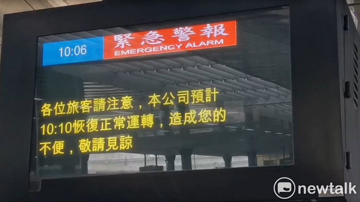 桃捷公司今早配合林口交流道交通事故排除作業列車預防性調度，A9(林口站)暫停營運並進行區間公車接駁，受影響旅客超過千人。 圖：林昀真/攝