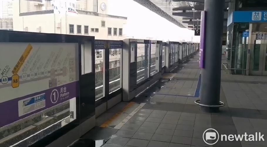 桃捷公司今早配合林口交流道交通事故排除作業列車預防性調度，A9(林口站)暫停營運並進行區間公車接駁，受影響旅客超過千人。 圖：林昀真／攝