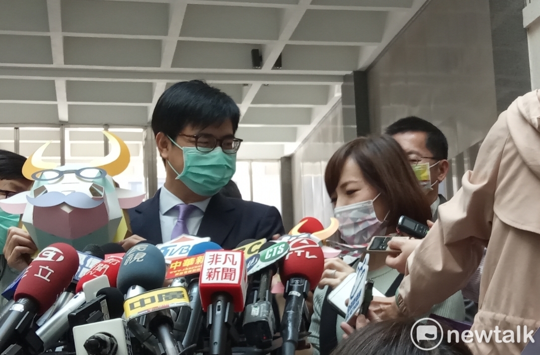 陳其邁(左)陪同「牛揹揹」小提燈設計人林佳葦向媒體說明。 圖：孫家銘/攝