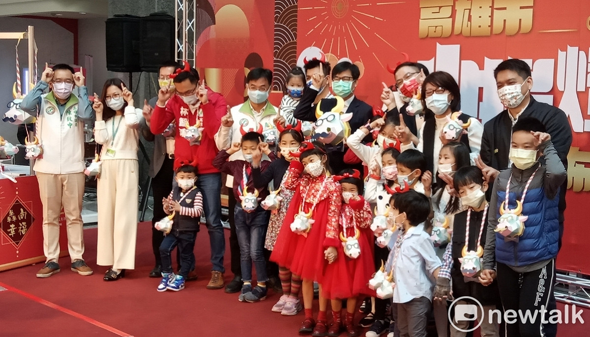 市議員和子女客串小提燈模特兒走秀。 圖：孫家銘/攝