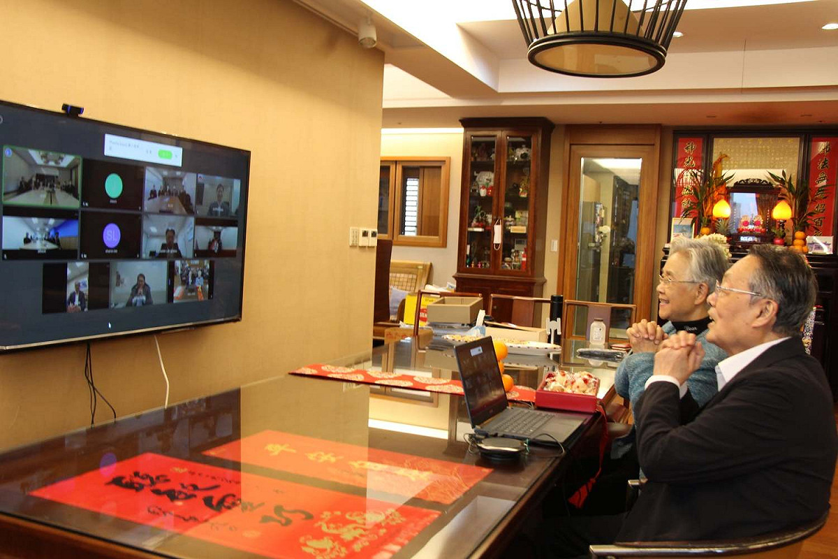 由於武漢肺炎疫情，宏碁（Acer）集團創辦人施振榮今年採取視訊連線，完成新春團拜。 圖：取自施振榮臉書