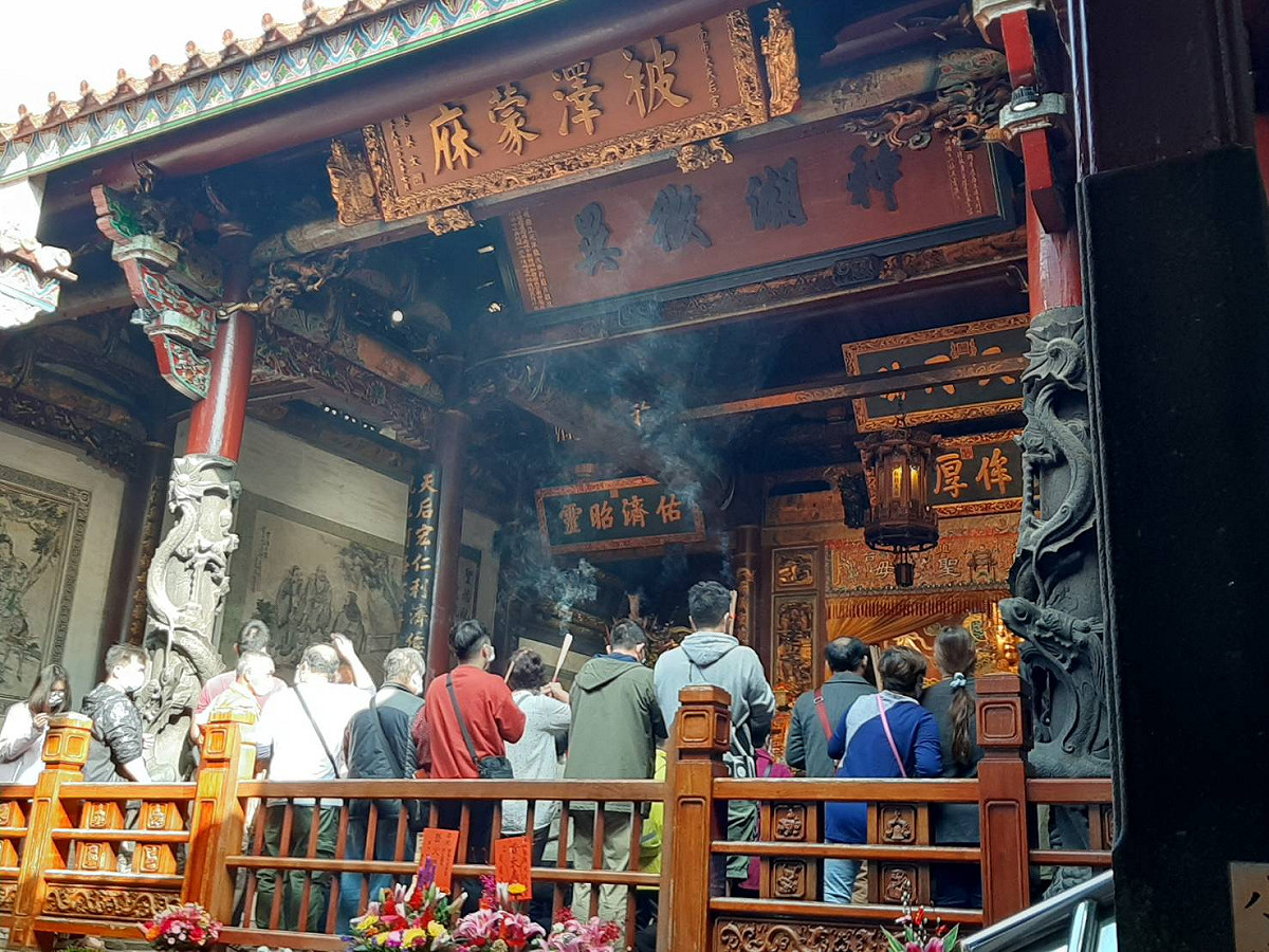 廟宇過年更是有超過370萬香客到寺廟拜拜祈福。有摸金牛傳統的土城鹿耳門聖母廟及王爺總廟南鯤鯓代天府各有超過60萬人參拜。 圖：台南市觀旅局／提供（資料照片）