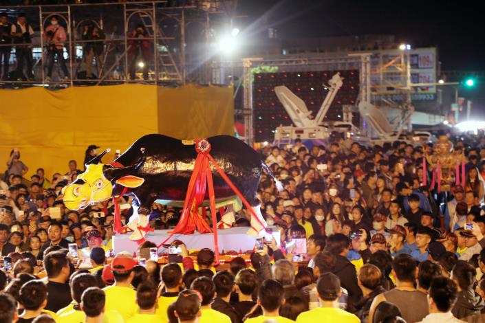 摸金牛傳統的土城鹿耳門聖母廟及王爺總廟南鯤鯓代天府各有超過60萬人參拜。 圖：取自台南市政府