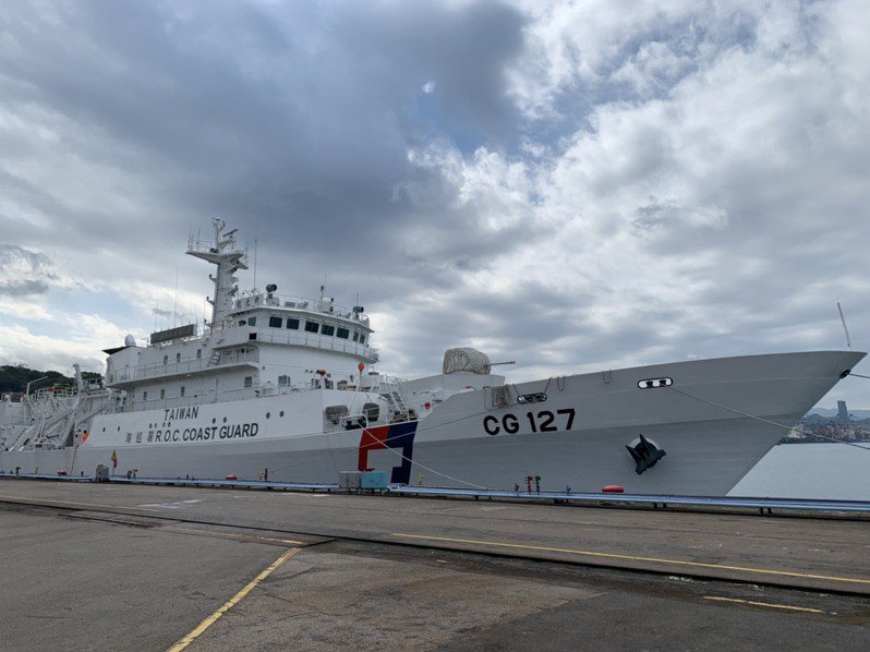 海巡艦艇為了避免和中國海警船混淆塗裝新增「TAIWAN」字樣。 圖：海巡署 / 提供