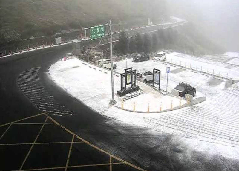 合歡山清晨降下冰霰(圖為遊客服務中心)。 圖：翻攝自合歡山即時影像
