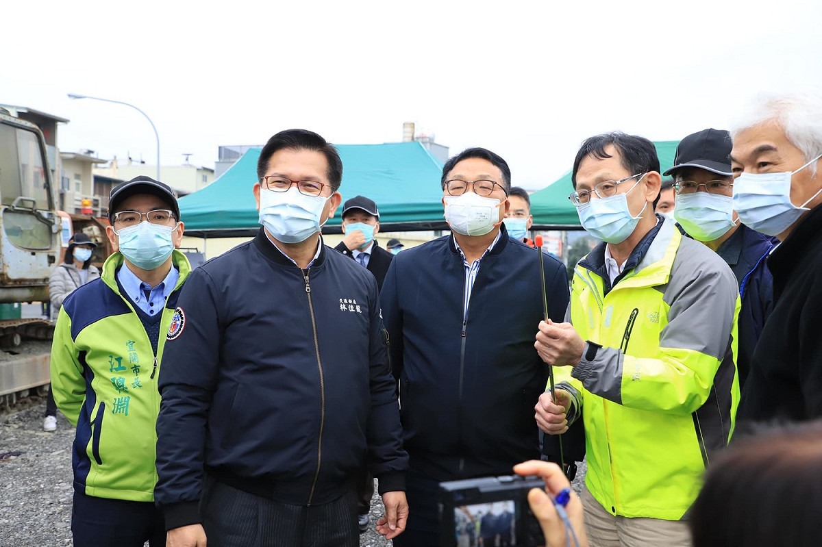 交通部長林佳龍（左2）表示，宜蘭高鐵站的選址一定會公開透明、聽取民意。 圖：翻攝自林佳龍臉書