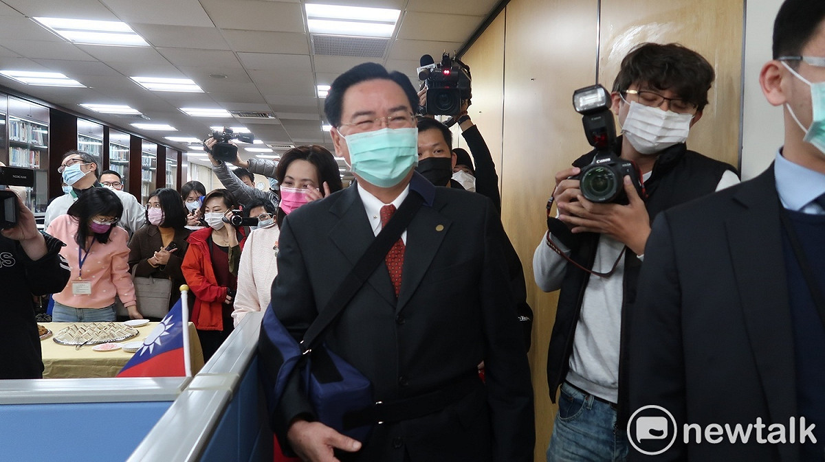 外交部長吳釗燮右手受傷、掛在護具上 圖：林朝億/攝