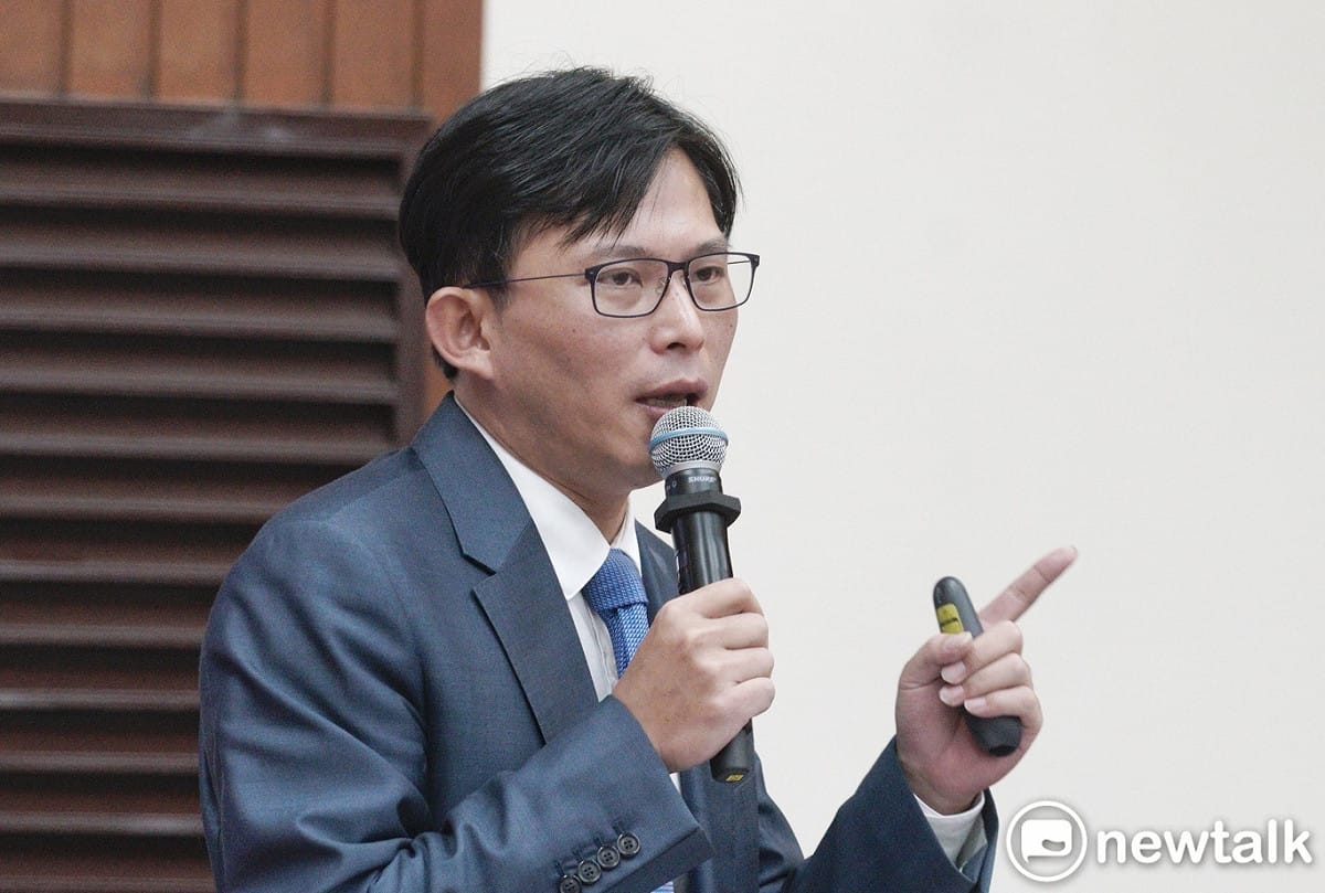民眾黨立法院黨團總召黃國昌 31 日下午指出，柯建銘總召上午受訪的發言透露了民進黨這 8 年過得有多安逸，混得有多兇。認為民進黨應該監督行政官員，而不是為貪腐行為洗地。 圖：張良一攝（資料照）