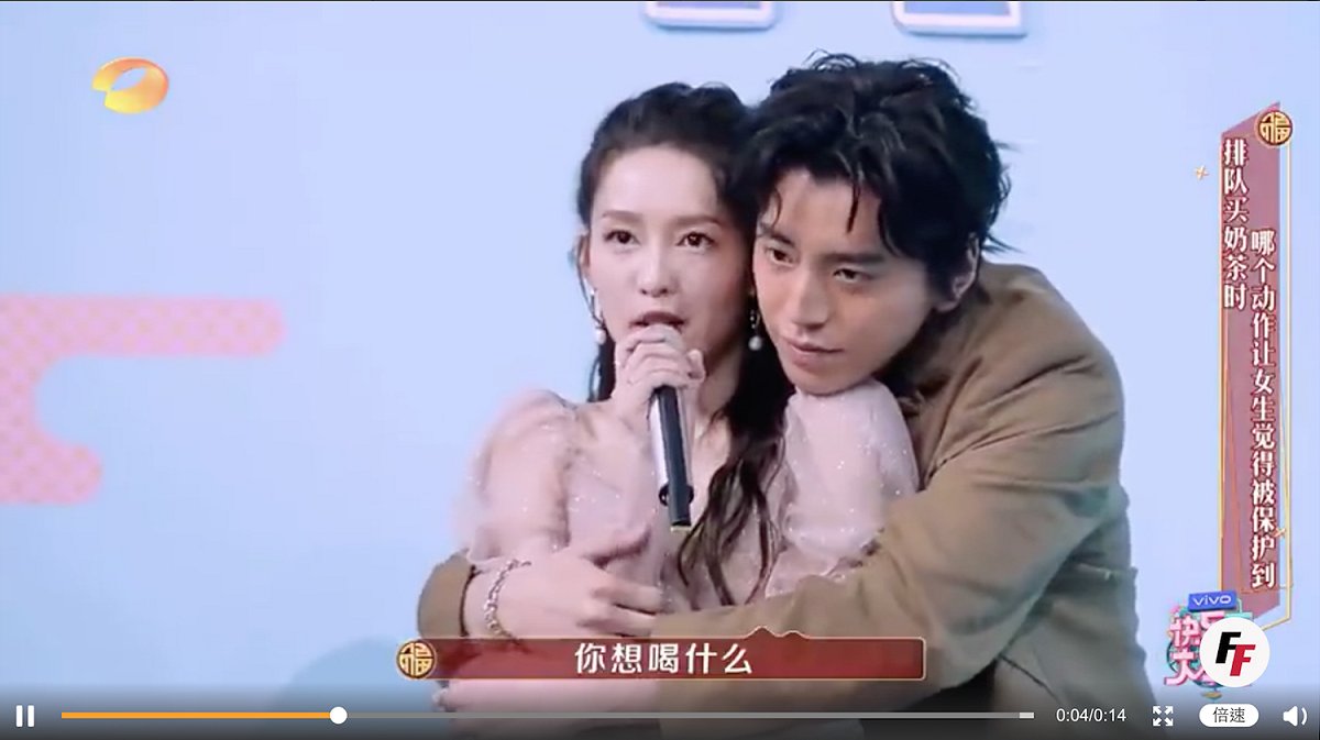 節目中王大陸從背後環抱李沁。 圖：翻攝自微博